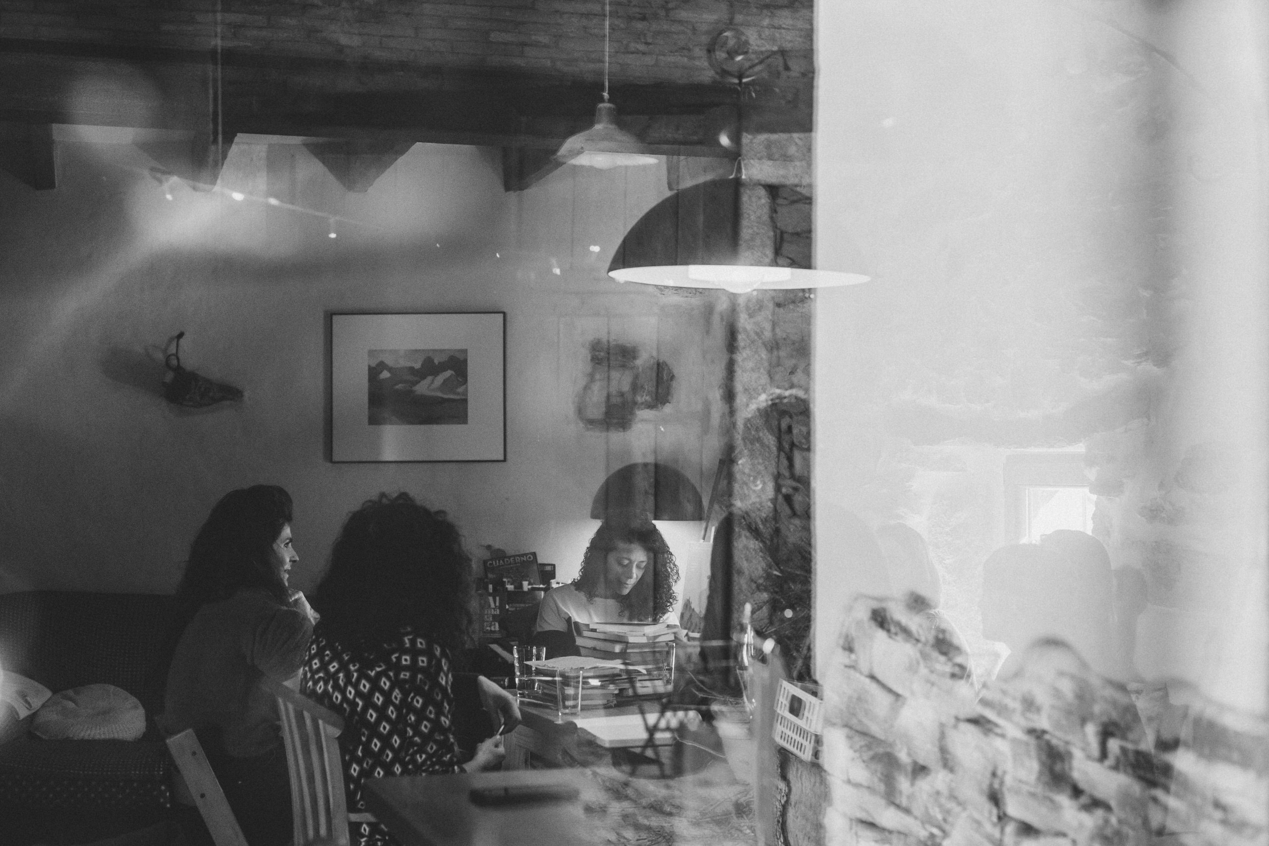 Grupo de personas leyendo y compartiendo en un encuentro literario en un espacio interior acogedor