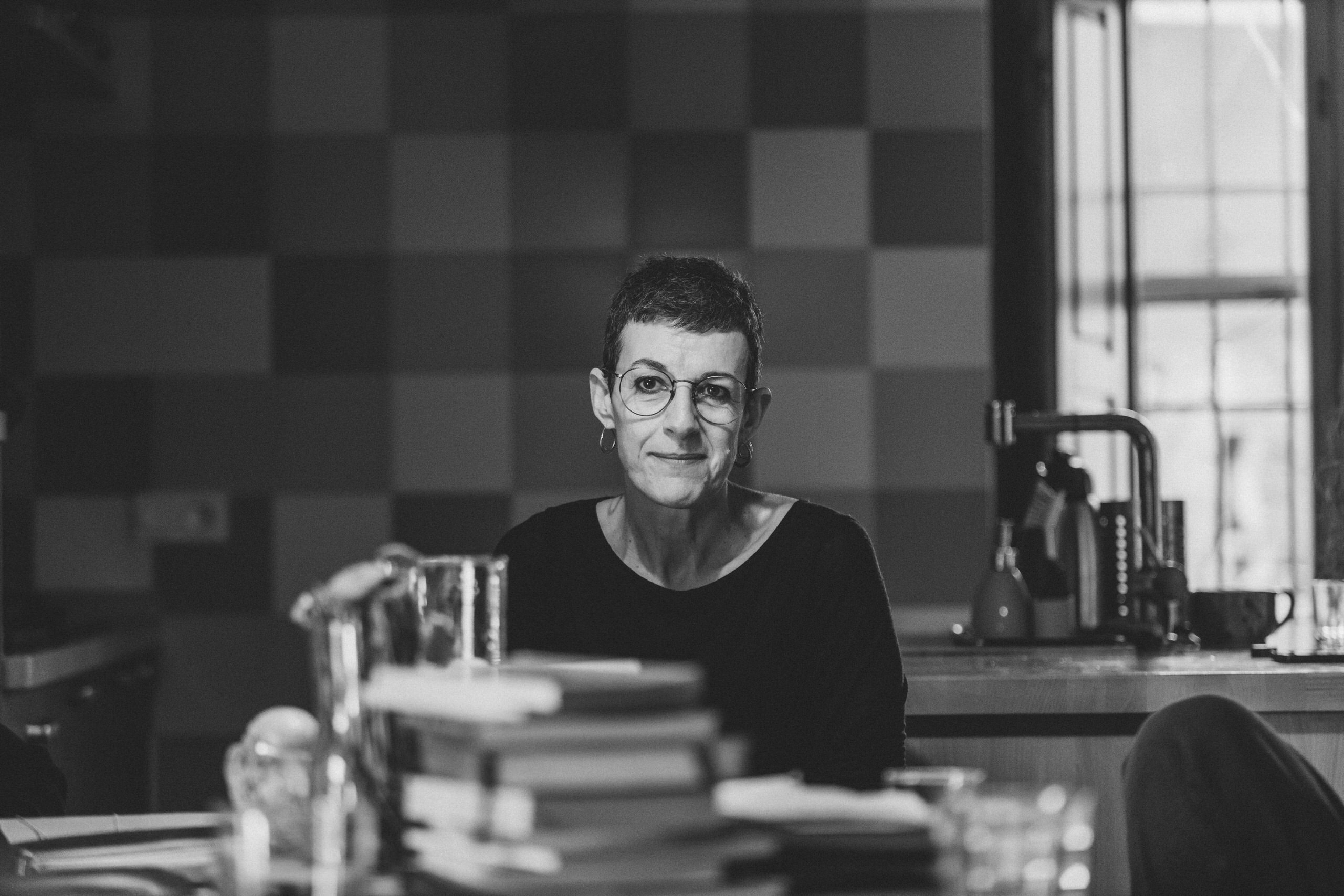 Retrato en encuentro creativo – Retahílo Ediciones Persona en encuentro literario mirando a cámara en un espacio interior íntimo