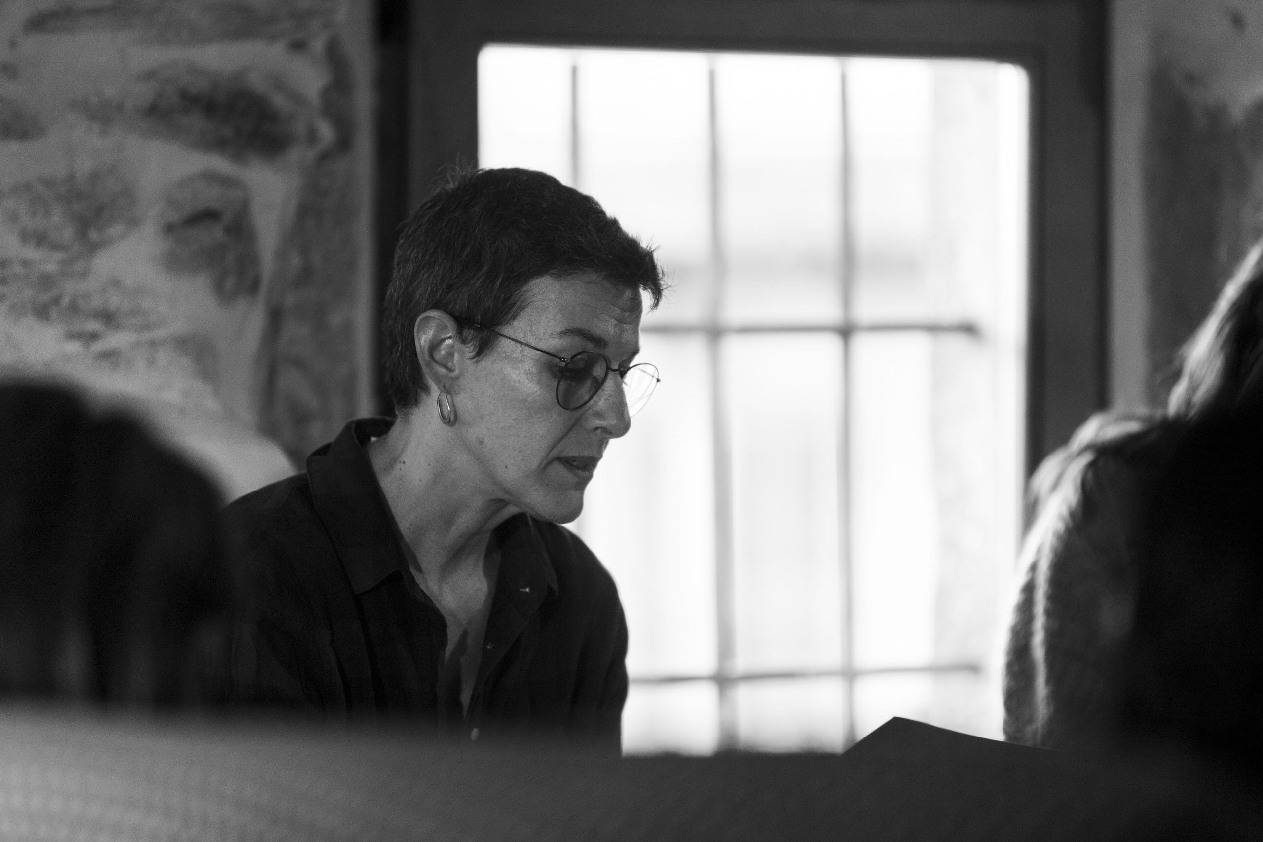 Diana Sánchez Lobato leyendo en voz alta durante un encuentro literario