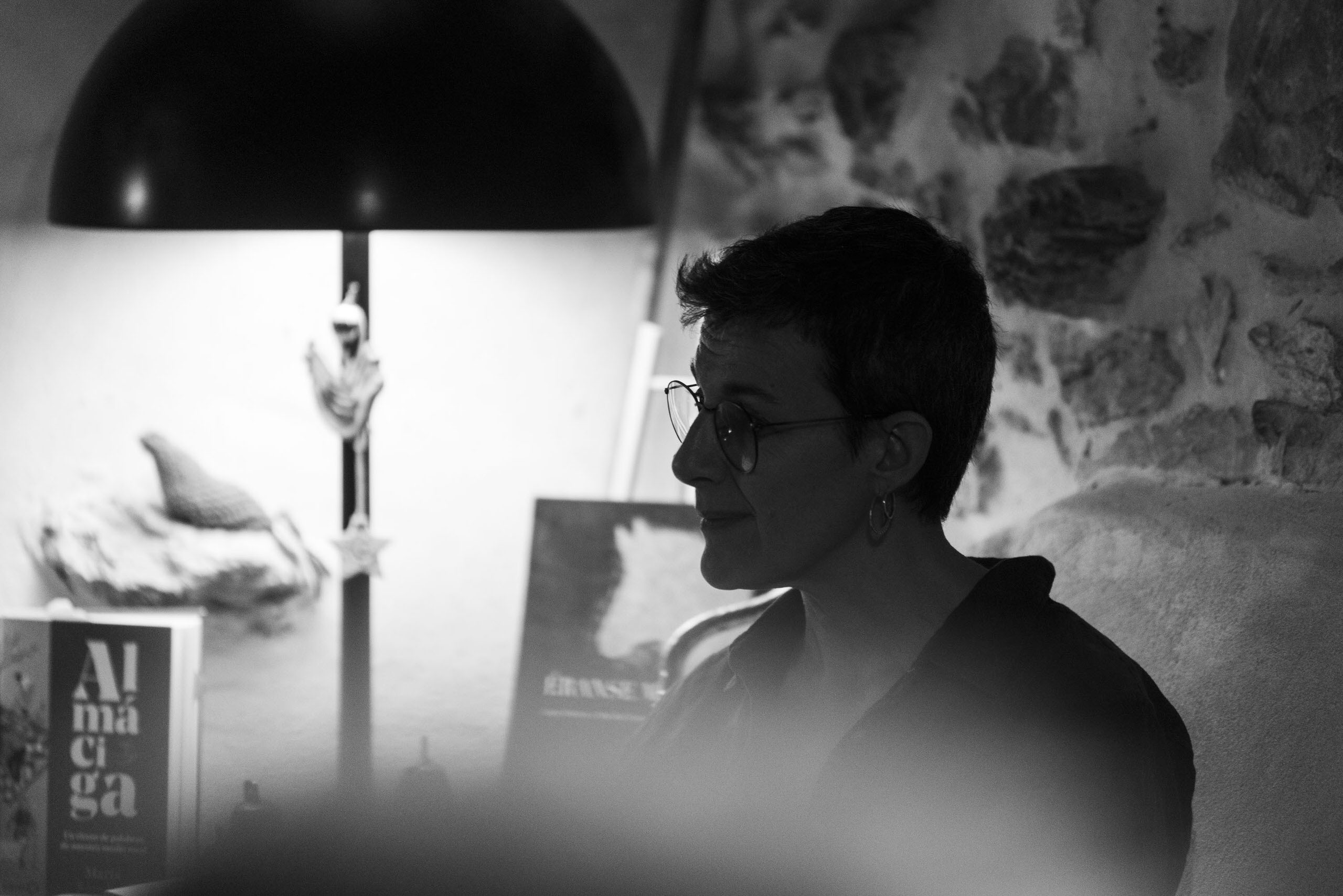 Perfil en conversación – Retahílo Ediciones Persona en perfil iluminada en un espacio íntimo durante encuentro creativo