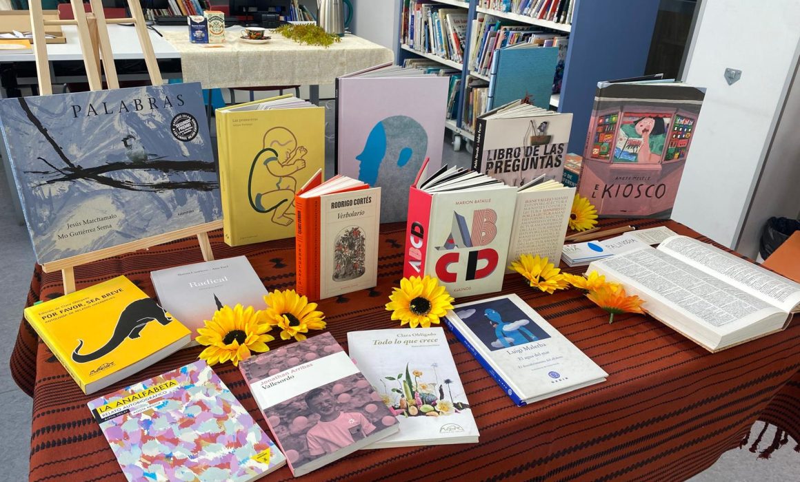 Mesa con una selección de libros de Retahílo Ediciones preparada para una sesión de lecturas compartidas en la Biblioteca Pública Municipal Parquesol “Santiago de los Mozos”.