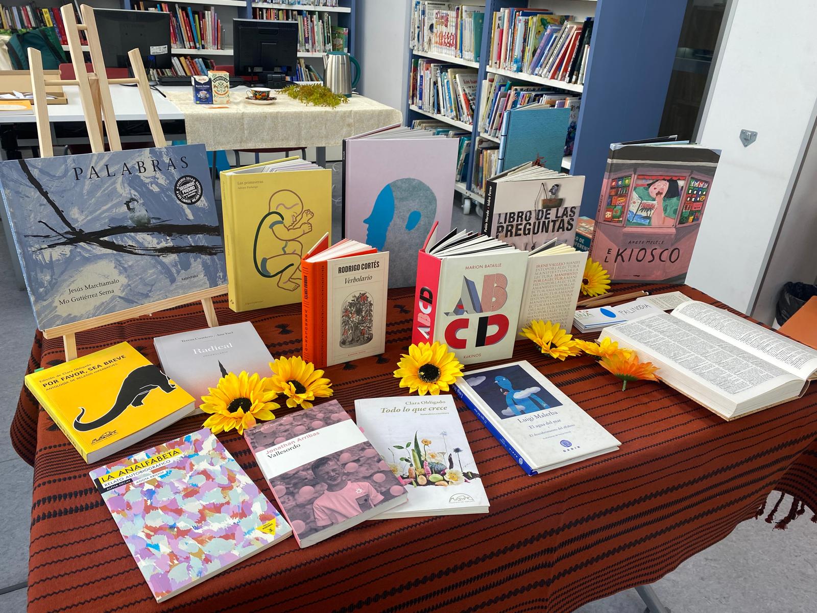 Mesa con una selección de libros de Retahílo Ediciones preparada para una sesión de lecturas compartidas en la Biblioteca Pública Municipal Parquesol “Santiago de los Mozos”.
